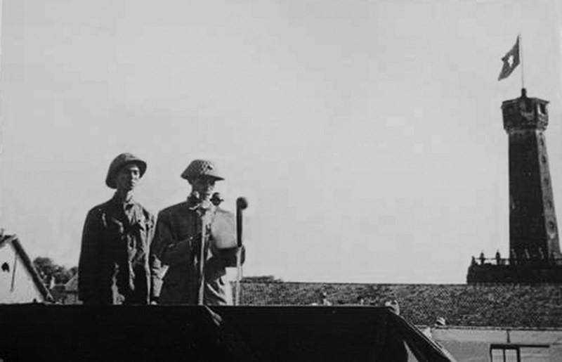 Thiếu tướng Vương Thừa Vũ, Tư lệnh Đại đoàn 308, Chủ tịch Ủy ban Quân chính thành phố đọc Lời kêu gọi của Chủ tịch Hồ Chí Minh gửi đồng bào Thủ đô, tại Lễ chào cờ đầu tiên trong Ngày giải phóng Hà Nội, diễn ra tại sân Cột Cờ (nay là Đoan Môn-Hoàng thành Thăng Long) vào lúc 15 giờ ngày 10/10/1954. (Ảnh: Tư liệu TTXVN)