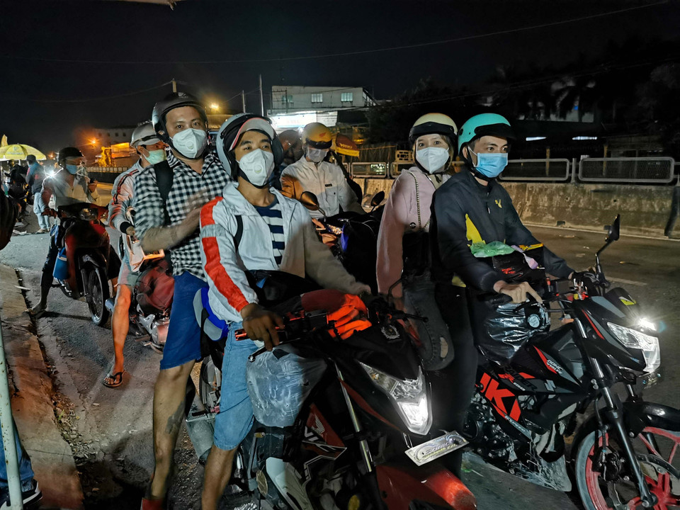 Trong những ngày qua, đã có hàng trăm người đi xe máy về các tỉnh Sóc Trăng, Bạc Liêu, Cà Mau được tỉnh Hậu Giang cử lực lượng dẫn đường qua địa bàn tỉnh. (Ảnh: Thanh Liêm/TTXVN)