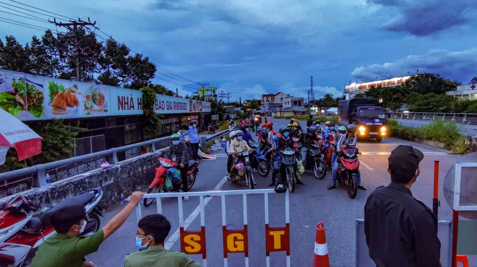 Do các tỉnh Bạc Liêu, Cà Mau, Sóc Trăng bị quá tải nên tỉnh Hậu Giang buộc phải chặn người dân tại cửa vào tỉnh. Khi địa phương nào tiếp nhận, lực lượng chức năng Hậu Giang sẽ dẫn đường để người dân đi qua tỉnh. (Ảnh: Thanh Liêm/TTXVN)