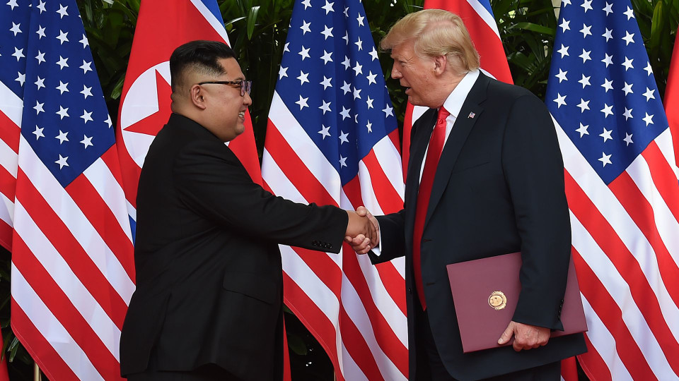 Tổng thống Mỹ Donald Trump (phải) và nhà lãnh đạo Triều Tiên Kim Jong-un sau lễ ký. (Nguồn: AFP)