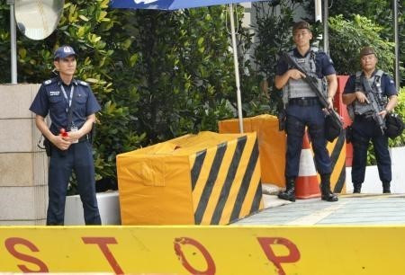 Cảnh sát gác bên ngoài khách sạn St. Regis, nơi nhà lãnh đạo Triều Tiên lưu trú tại Singapore, ngày 10/6. (Nguồn: Kyodo/TTXVN)