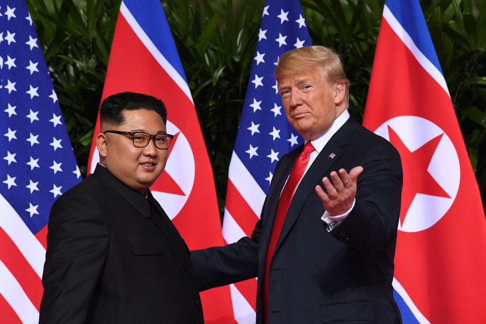 Tổng thống Mỹ Donald Trump (phải) và nhà lãnh đạo Triều Tiên Kim Jong-un tại Hội nghị thượng đỉnh Mỹ- Triều ở Singapore ngày 12/6. (Nguồn: AFP/TTXVN)