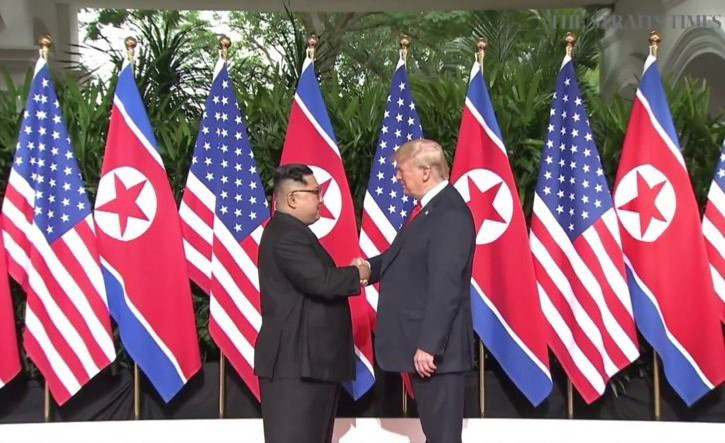 Tổng thống Mỹ Donald Trump (phải) và nhà lãnh đạo Triều Tiên Kim Jong-un tại Hội nghị thượng đỉnh Mỹ-Triều ở Singapore ngày 12/6. (Nguồn: Yonhap/TTXVN)