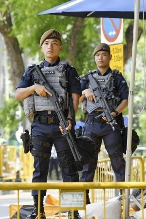 Cảnh sát gác tại khu vực gần khách sạn Shangri-La, nơi Tổng thống Mỹ Donald Trump lưu trú tại Singapore ngày 11/6. (Nguồn: Kyodo/TTXVN)