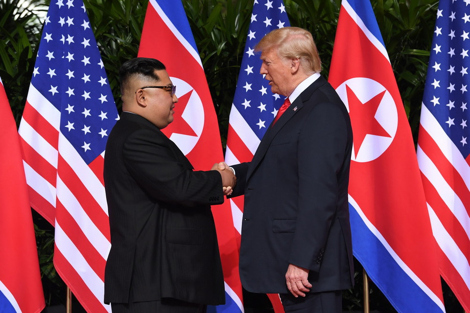 Tổng thống Mỹ Donald Trump (phải) và nhà lãnh đạo Triều Tiên Kim Jong-un tại Hội nghị thượng đỉnh Mỹ- Triều ở Singapore ngày 12/6. (Nguồn: AFP/TTXVN)