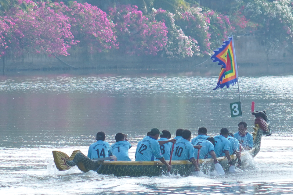Thuyền rồng của Đội đua xã Mỹ Châu rẽ sóng lướt trên mặt hồ Đống Đa, thành phố Quy Nhơn. (Ảnh: Việt Anh/Vietnam+)