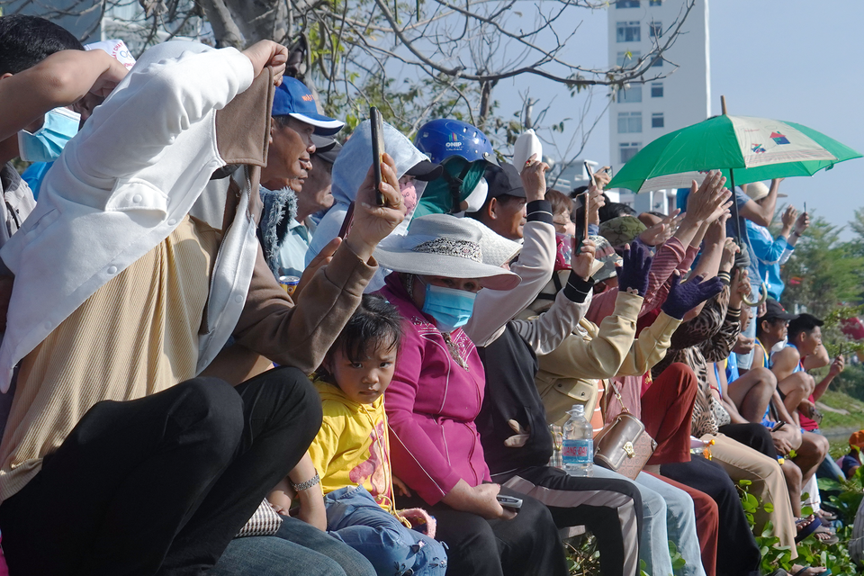Trên hàng ghế khán giả, các cổ động viên liên tục vỗ tay, tiếp thêm sức mạnh tinh thần cho các đội đua. (Ảnh: Việt Anh/Vietnam+)