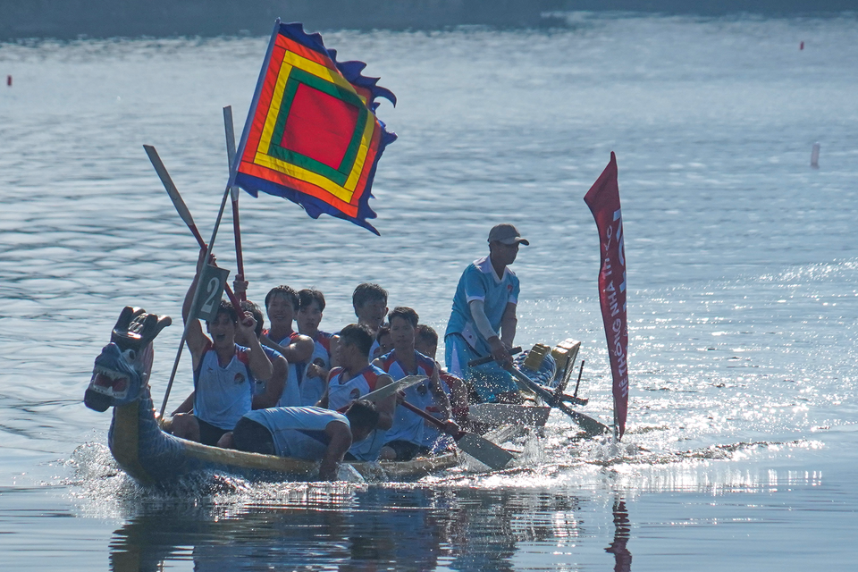 Kết thúc vòng đua thứ hai, Đội đua Thôn 9, xã Mỹ Thắng là những người cán đích ở vị trí đầu tiên. (Ảnh: Việt Anh/Vietnam+)