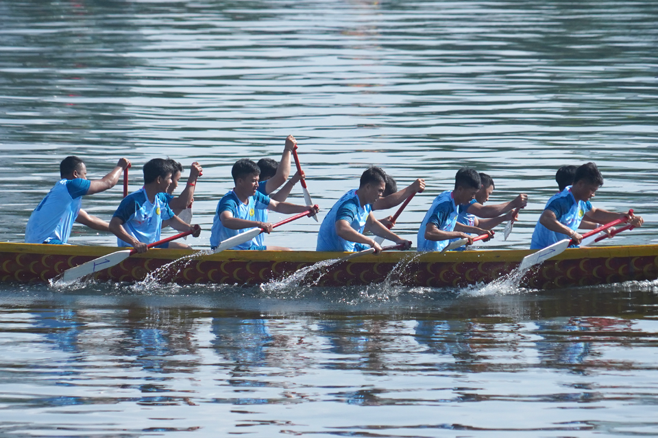 Những động tác chèo thuyền khỏe khoắn và dứt khoát được các vận động viên thực hiện nhịp nhàng. (Ảnh: Việt Anh/Vietnam+)
