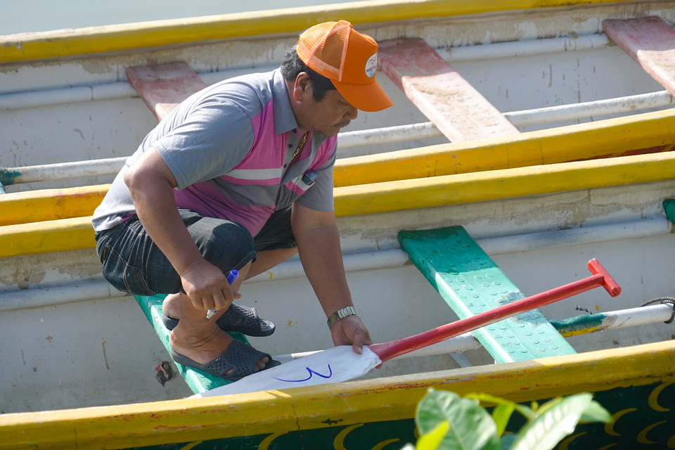 Thành viên Ban Tổ chức Giải hoàn tất những khâu chuẩn bị cuối cùng để các vận động viên bước vào tranh tài. (Ảnh: Việt Anh/Vietnam+)