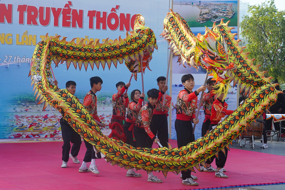 Sáng 26/3, Giải đua thuyền truyền thống tỉnh Bình Ðịnh mở rộng năm 2024 chính thức được khởi động tại địa điểm Hồ Sinh Thái Đống Đa, thành phố Quy Nhơn, tỉnh Bình Định. (Ảnh: Việt Anh/Vietnam+)