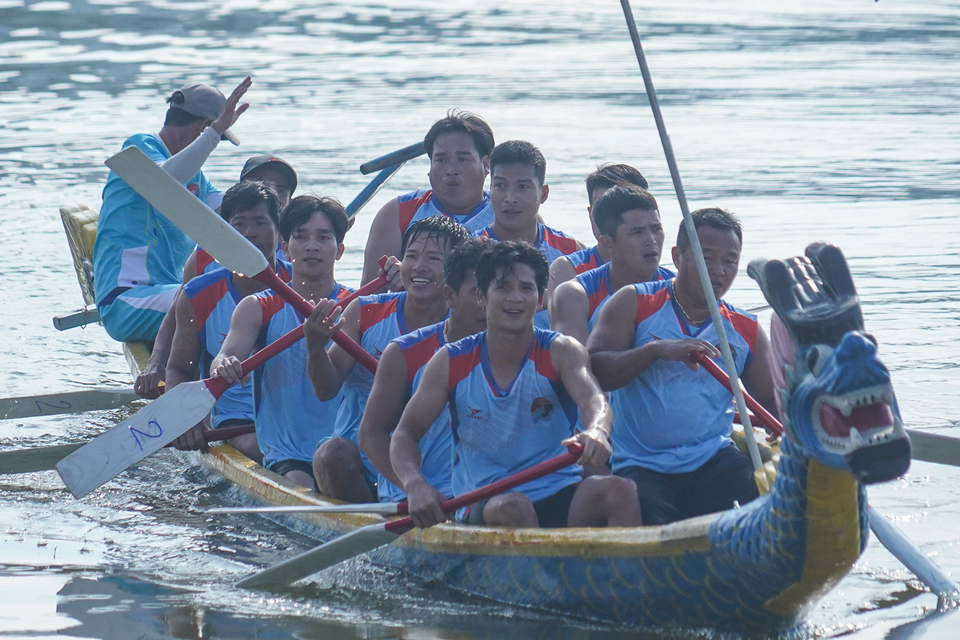 Niềm vui thể hiện trên gương mặt của các thành viên Đội đua Thôn 9, xã Mỹ Thắng trong lần đầu tiên tham gia Giải đua thuyền truyền thống của tỉnh nhà Bình Định. (Ảnh: Việt Anh/Vietnam+)