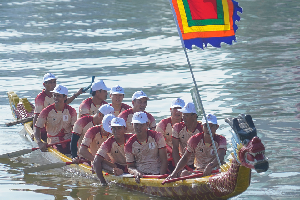 Sự thất vọng và tiếc nuối của các thành viên Đội đua phường Tam Quan Bắc khi chỉ về đích ở vị trí thứ hai. Vào chiều nay 26/3, các đội đua sẽ tiếp tục bước vào tranh tài ở cự ly 1.600m. (Ảnh: Việt Anh/Vietnam+)