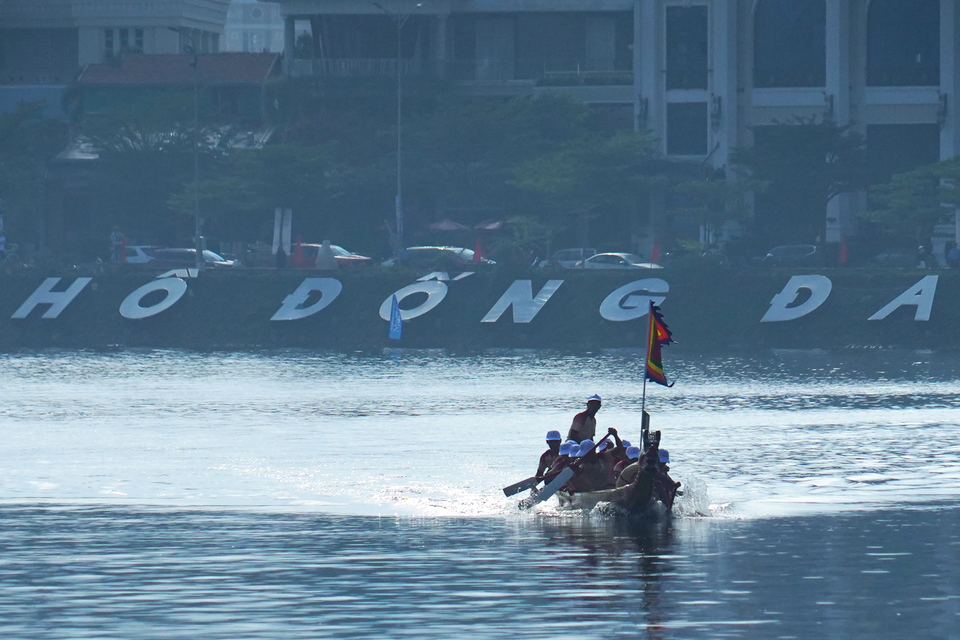 Các tay chèo của Đội đua phường Tam Quan Bắc nỗ lực tăng tốc để về đích ở lượt thi đấu thứ hai. (Ảnh: Việt Anh/Vietnam+)