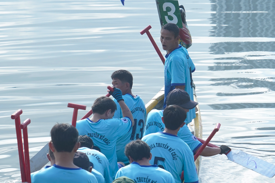 Đội trưởng Đội đua thuyền xã Mỹ Châu chỉnh đốn các thuyền viên trước khi bước vào tranh tài ở lượt thi đấu thứ hai. (Ảnh: Việt Anh/Vietnam+)