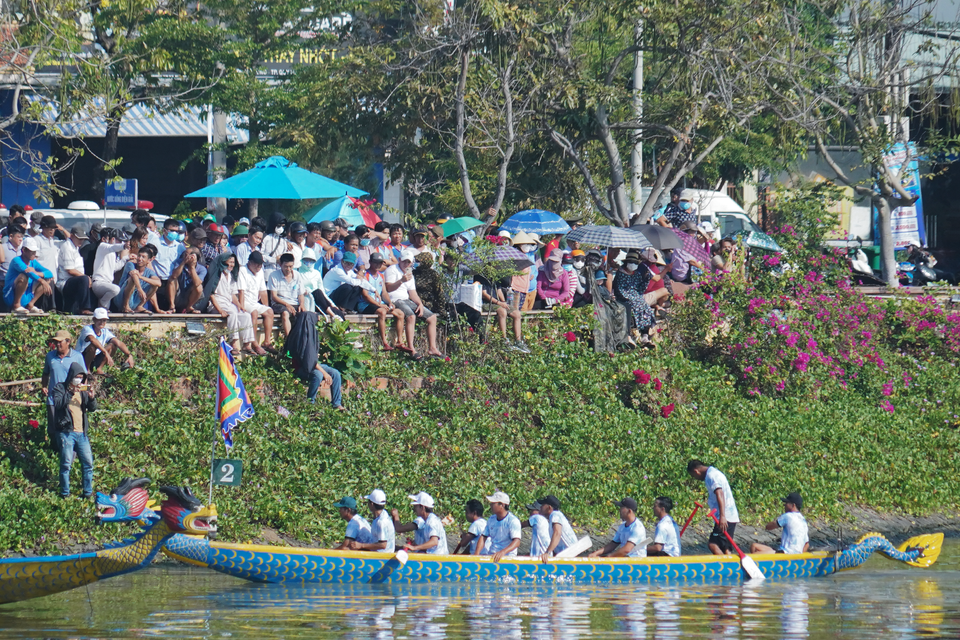 Đội đua huyện Tuy Phước (áo trắng) về Nhất ở lượt thi đấu đầu tiên và 'cập bến' trong sự tán thưởng của các khán giả. (Ảnh: Việt Anh/Vietnam+)