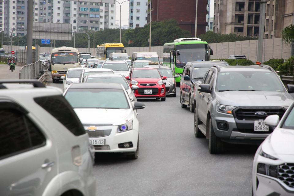  Gần những ngày cuối kỳ nghỉ Tết, người dân quay trở lại thành phố đông dẫn đến tình trạng ùn tắc kéo dài. (Ảnh: Phạm Kiên/TTXVN)