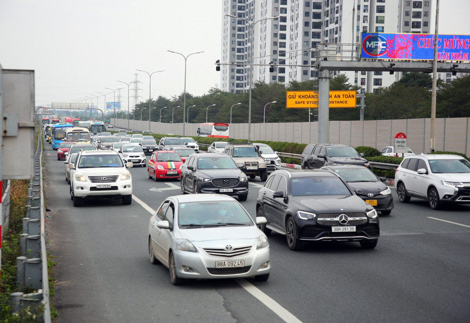 Hàng xe nối đuôi nhau trở lại Thủ đô tại cao tốc Pháp Vân-Cầu Giẽ đoạn cuối vào trung tâm thành phố Hà Nội. (Ảnh: Phạm Kiên/TTXVN)