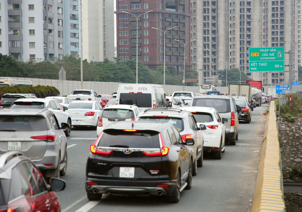 Hàng xe nối đuôi nhau trở lại Thủ đô. (Ảnh: Phạm Kiên/TTXVN)