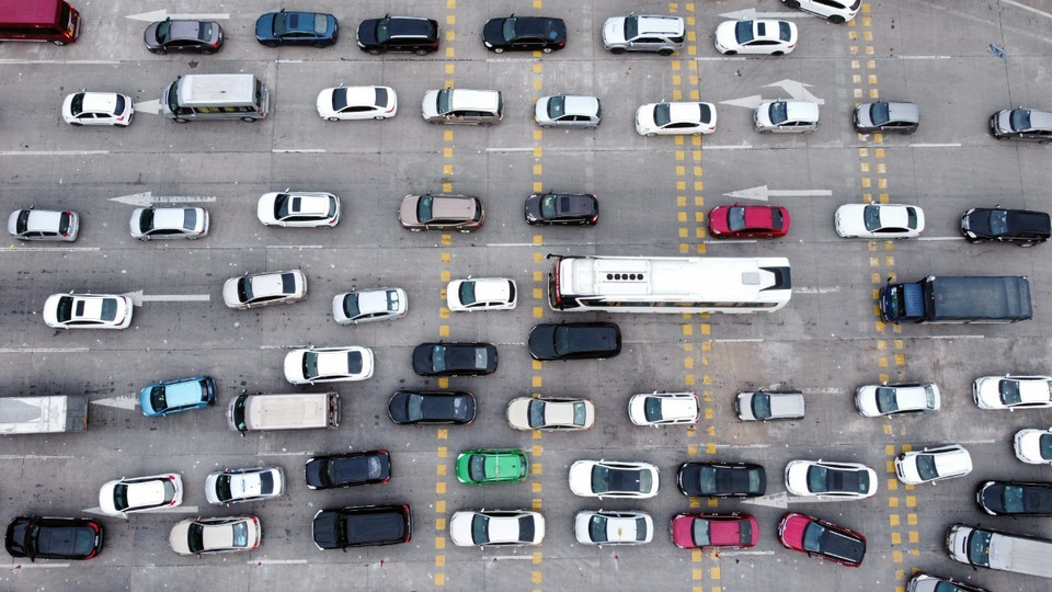 Dòng phương tiện trở về Thủ đô chiều mùng 4 Tết. (Ảnh: Phạm Kiên/TTXVN)