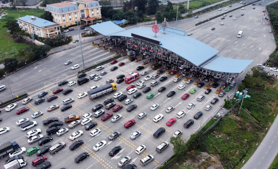 Dòng phương tiện trở về Thủ đô chiều mùng 4 Tết. (Ảnh: Phạm Kiên/TTXVN)