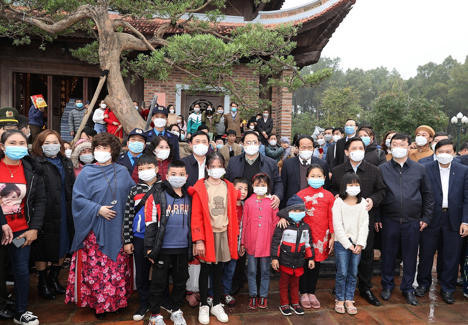  Thủ tướng Phạm Minh Chính và người dân tại Khu Di tích Kim Liên (xã Kim Liên, huyện Nam Đàn, Nghệ An). (Ảnh: Dương Giang/TTXVN)