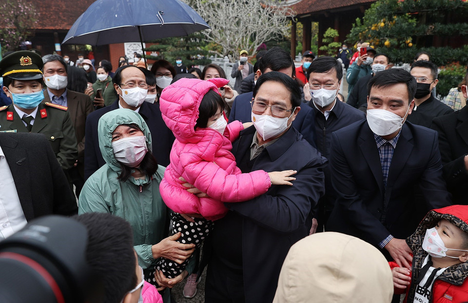Thủ tướng Phạm Minh Chính với nhân dân đang du Xuân tại Khu Di tích Kim Liên (xã Kim Liên, huyện Nam Đàn, Nghệ An).(Ảnh: Dương Giang/TTXVN)