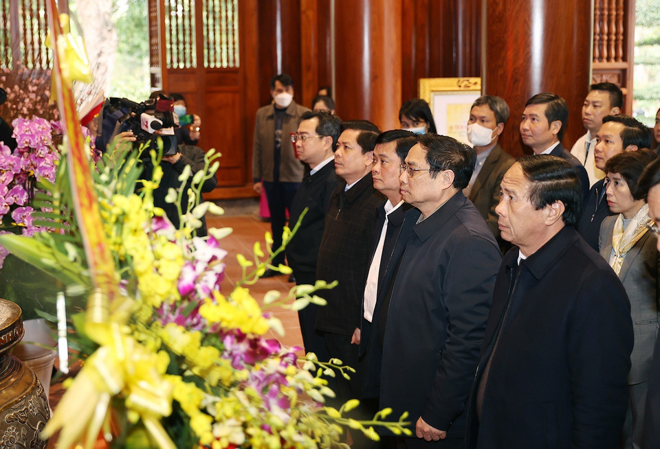 Thủ tướng Phạm Minh Chính dâng hương tưởng niệm Chủ tịch Hồ Chí Minh tại Khu Di tích Kim Liên. (Ảnh: Dương Giang/TTXVN)