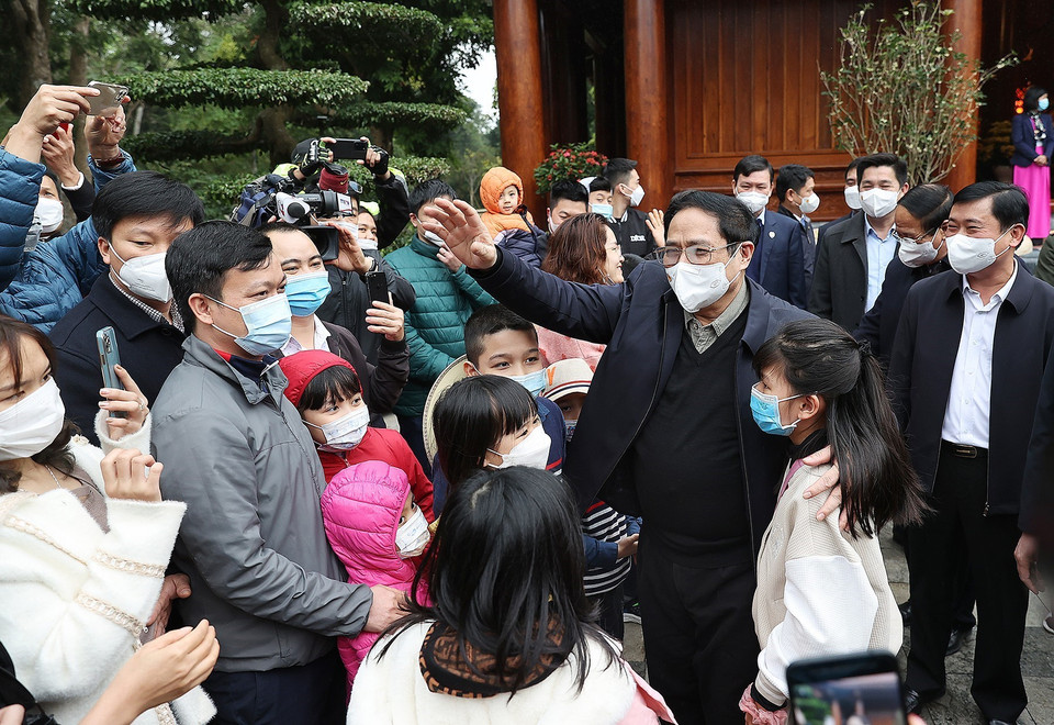 Thủ tướng Phạm Minh Chính với nhân dân đang du Xuân tại Khu Di tích Kim Liên. (Ảnh: Dương Giang/TTXVN)