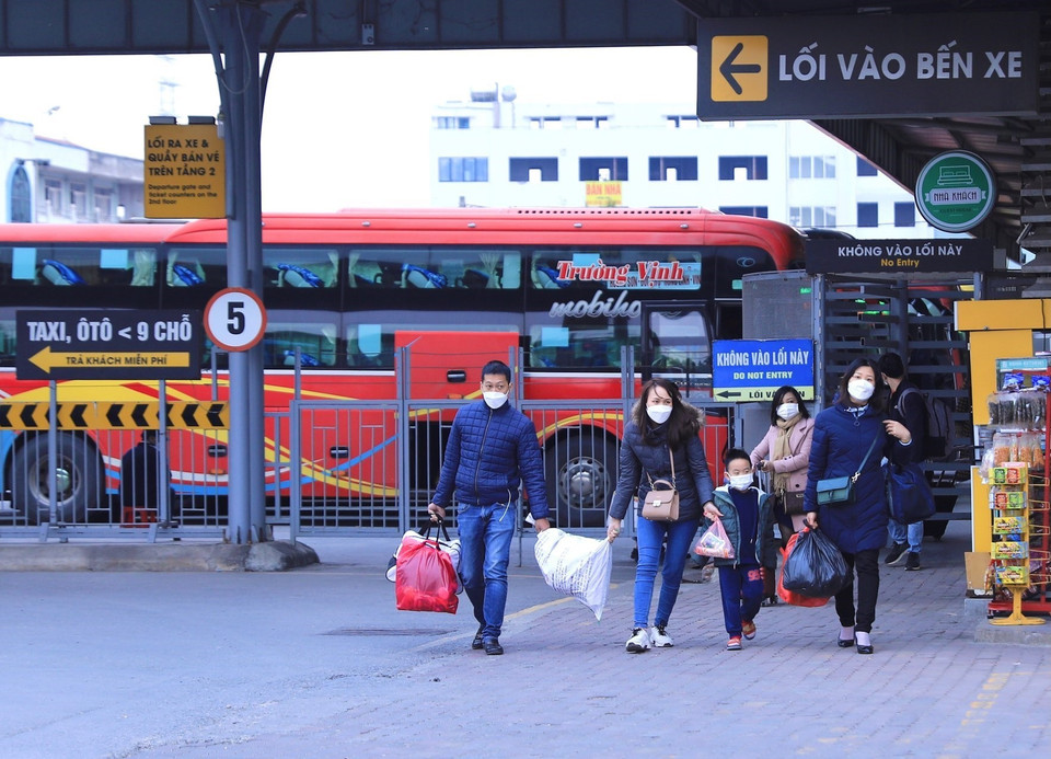 Những hành khách ở Bến xe Nước Ngầm chiều 4/2. (Ảnh: Hoàng Hiếu/TTXVN)