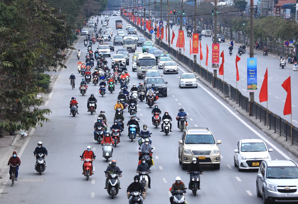 Dòng người di chuyển từ Quốc lộ 1 vào thành phố Hà Nội. (Ảnh: Hoàng Hiếu/TTXVN)