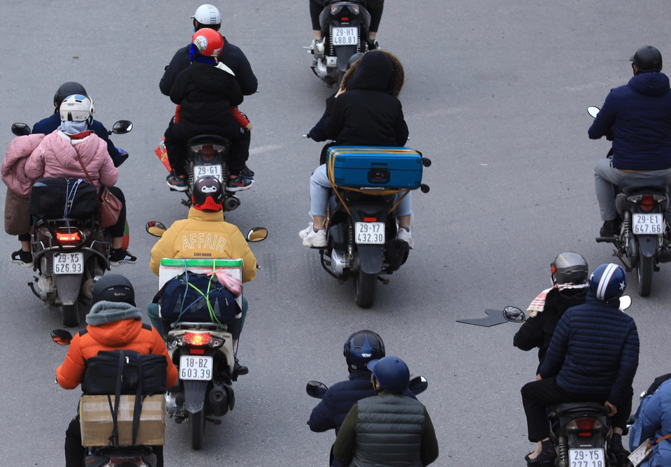 Dễ dàng bắt gặp hình ảnh người và phương tiện với vali, túi, balo trên các tuyến đường vào Hà Nội. (Ảnh: Hoàng Hiếu/TTXVN)