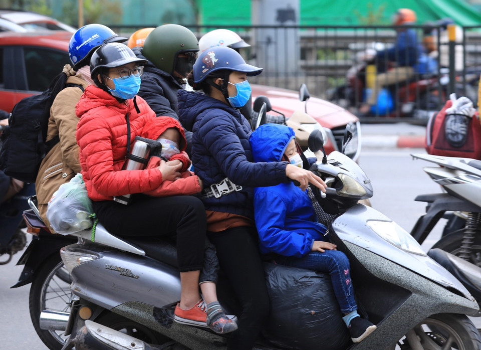 Nhiều em nhỏ đã ngủ ngay trên xe trong quá trình di chuyển. (Ảnh: Hoàng Hiếu/TTXVN)