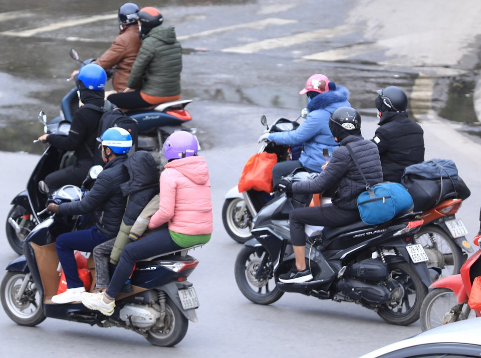 Người và phương tiền từ Quốc lộ 1 di chuyển vào thành phố. (Ảnh: Hoàng Hiếu/TTXVN)