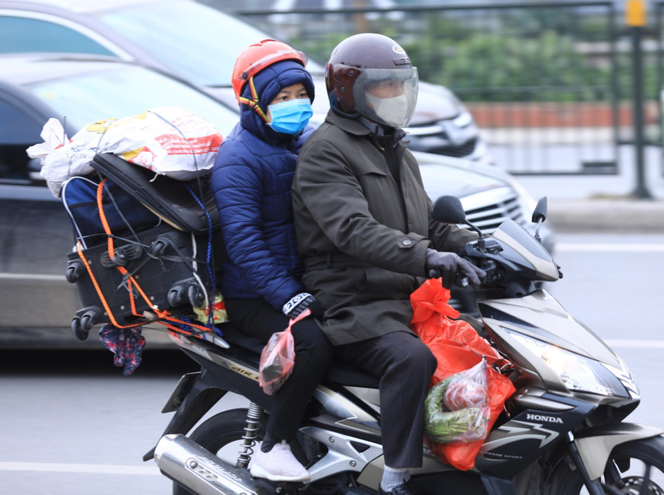 Một xe chật cứng đồ đạc hướng từ cửa ngõ phía Nam về phía đường Giải Phóng vào Hà Nội. (Ảnh: Hoàng Hiếu/TTXVN)