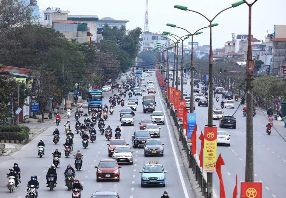 Dòng người di chuyển từ Quốc lộ 1 vào thành phố Hà Nội chiều 4/2. (Ảnh: Hoàng Hiếu/TTXVN)