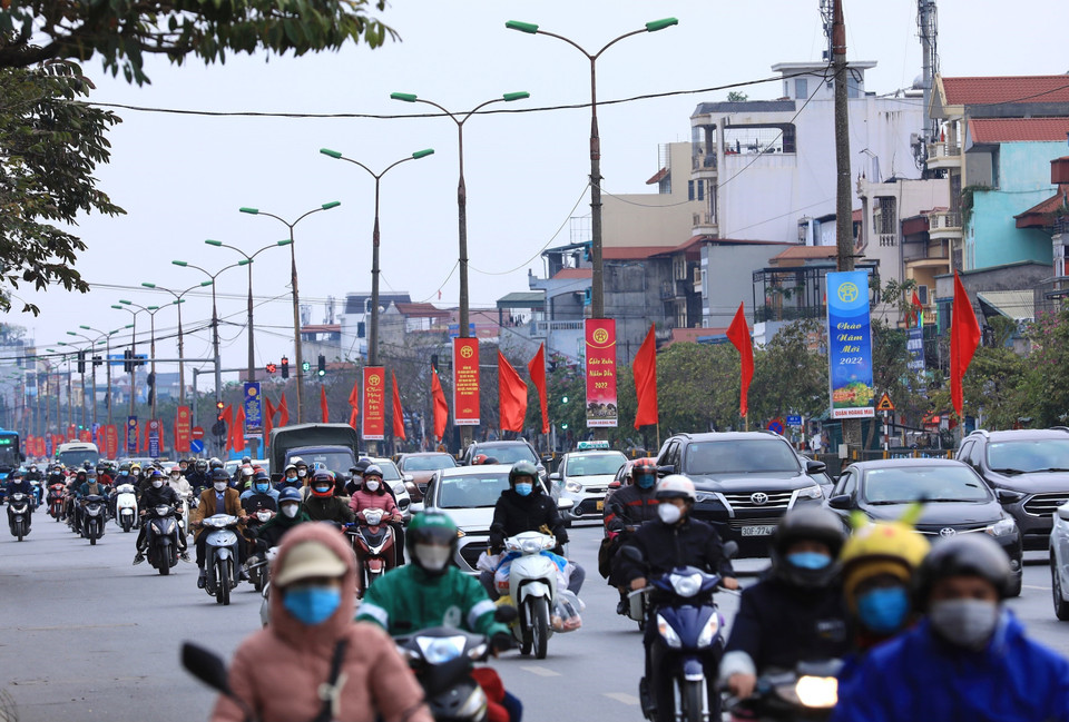 Khá đông người di chuyển từ Quốc lộ 1 vào thành phố Hà Nội. (Ảnh: Hoàng Hiếu/TTXVN)