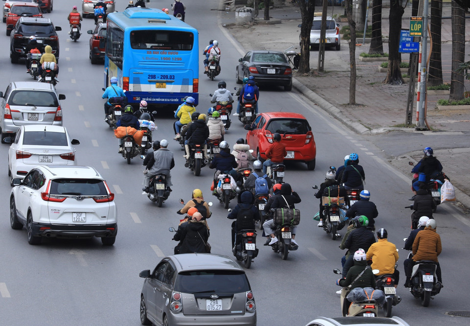 Dòng người và phương tiện hướng về trung tâm thành phố Hà Nội trong chiều 4/2. (Ảnh: Hoàng Hiếu/TTXVN)