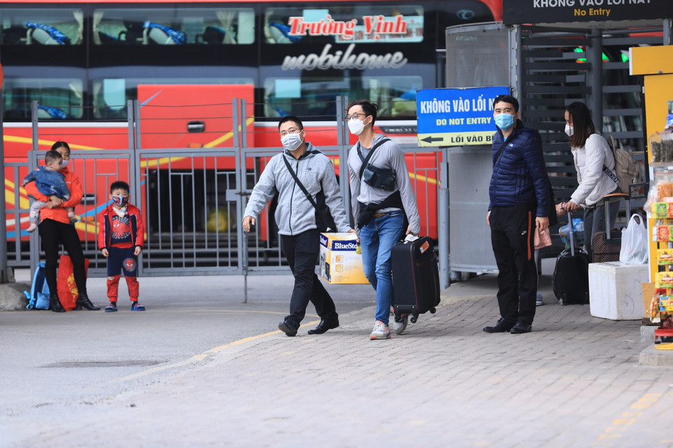 Những hành khách quay về Hà Nội tại Bến xe Nước Ngầm. (Ảnh: Hoàng Hiếu/TTXVN)