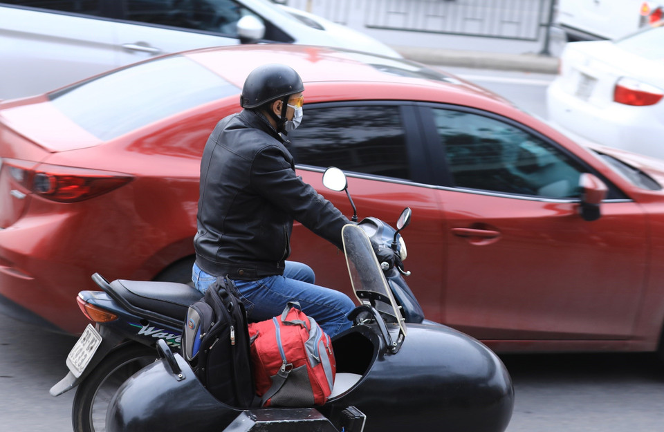 Hình ảnh xe với túi, balo xuất hiện nhiều trên đường vào Hà Nội từ cửa ngõ phía Nam. (Ảnh: Hoàng Hiếu/TTXVN)