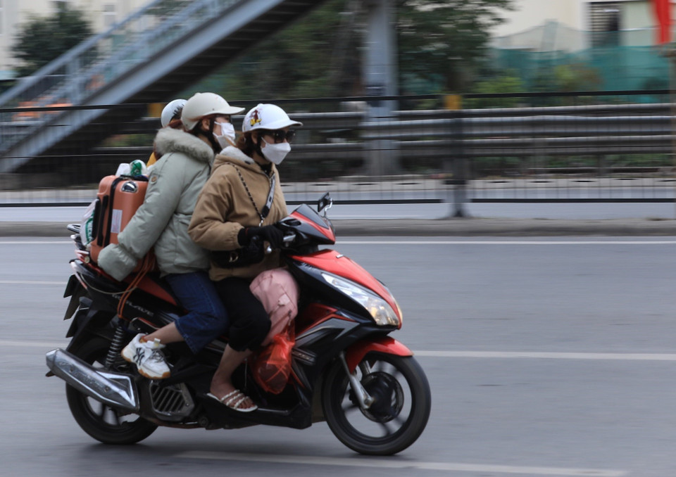 Một xe chở đầy vali, túi xách… từ cửa ngõ phía Nam vào Hà Nội. (Ảnh: Hoàng Hiếu/TTXVN)