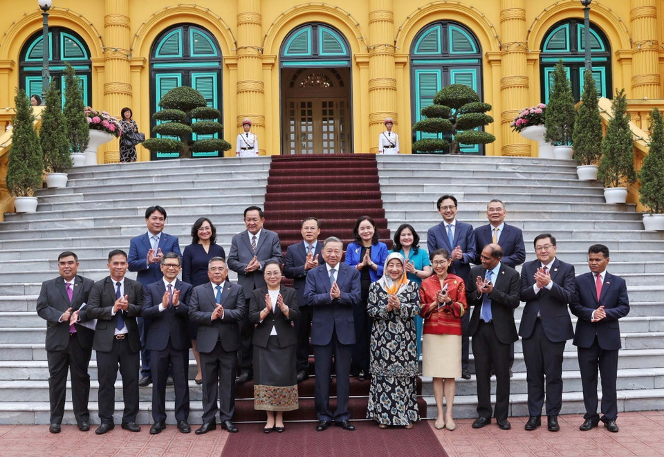 Chủ tịch nước Tô Lâm với Đại sứ các nước ASEAN. (Ảnh: Nhan Sáng/TTXVN)