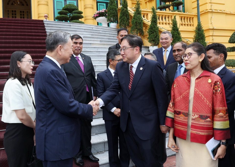 Chủ tịch nước Tô Lâm với Đại sứ các nước ASEAN. (Ảnh: Nhan Sáng/TTXVN)