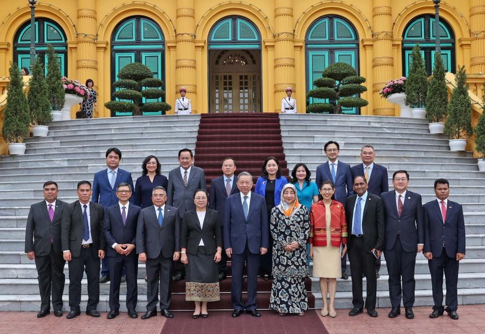 Chủ tịch nước Tô Lâm với Đại sứ các nước ASEAN. (Ảnh: Nhan Sáng/TTXVN)