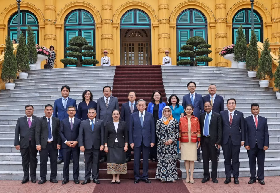 Chủ tịch nước Tô Lâm với Đại sứ các nước ASEAN. (Ảnh: Nhan Sáng/TTXVN)