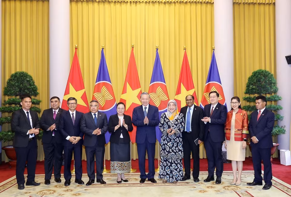 Chủ tịch nước Tô Lâm với Đại sứ các nước ASEAN. (Ảnh: Nhan Sáng/TTXVN)