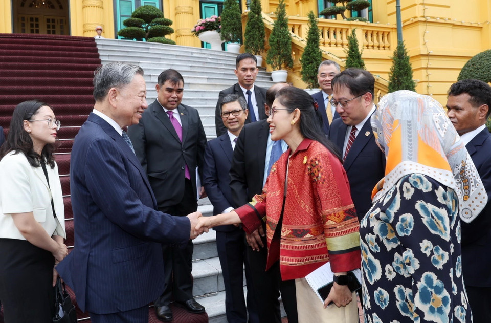 Chủ tịch nước Tô Lâm với Đại sứ các nước ASEAN. (Ảnh: Nhan Sáng/TTXVN)