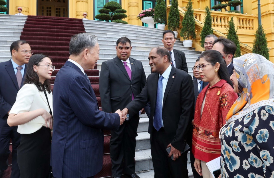 Chủ tịch nước Tô Lâm với Đại sứ các nước ASEAN. (Ảnh: Nhan Sáng/TTXVN)