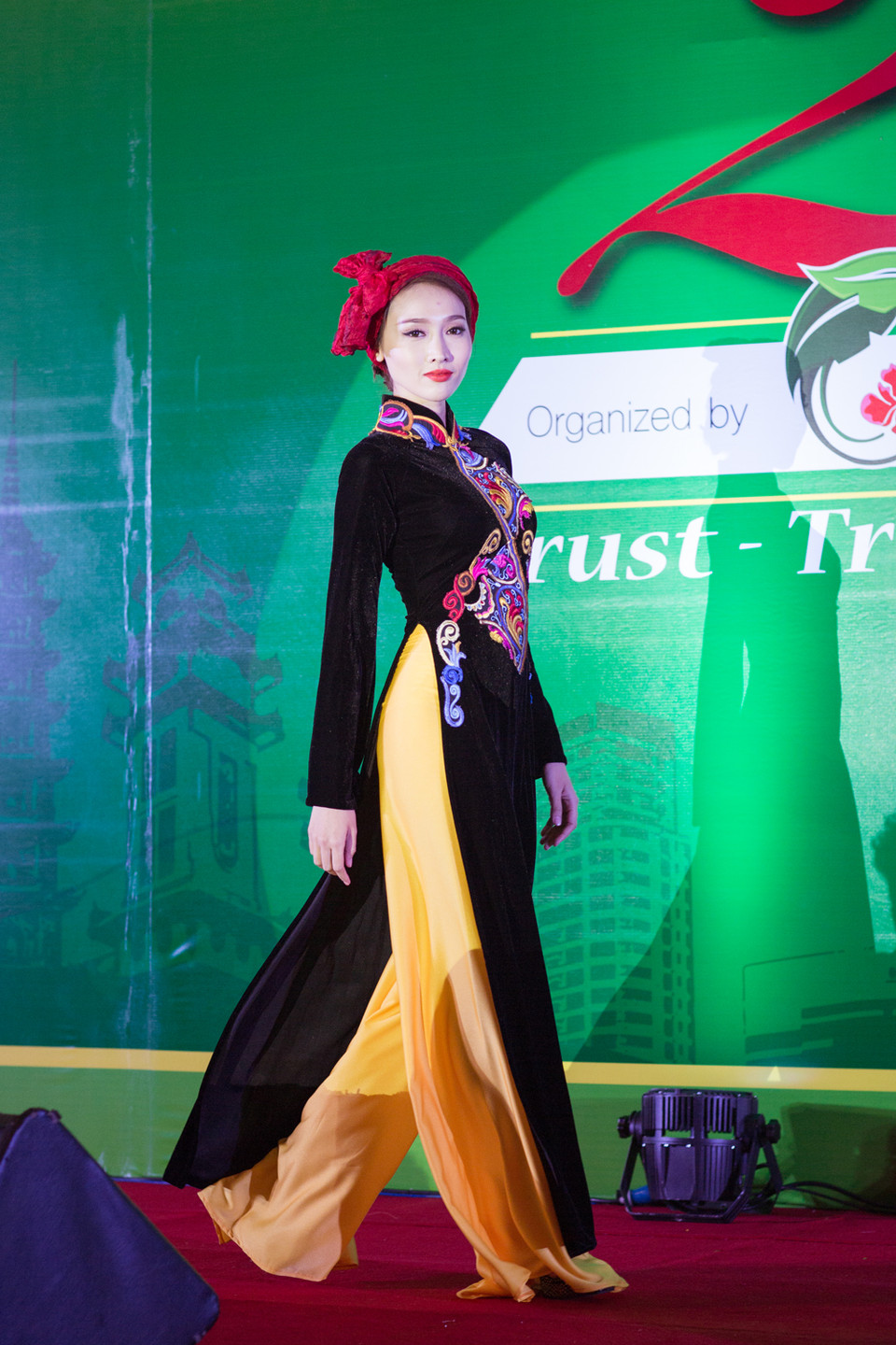 Bộ sưu tập thứ hai của anh mang hơi hướng truyền thống cung đình xưa, được cách tân vừa hiện đại vừa quý phái vừa mới mẻ. (Ảnh: Dương Nguyên)