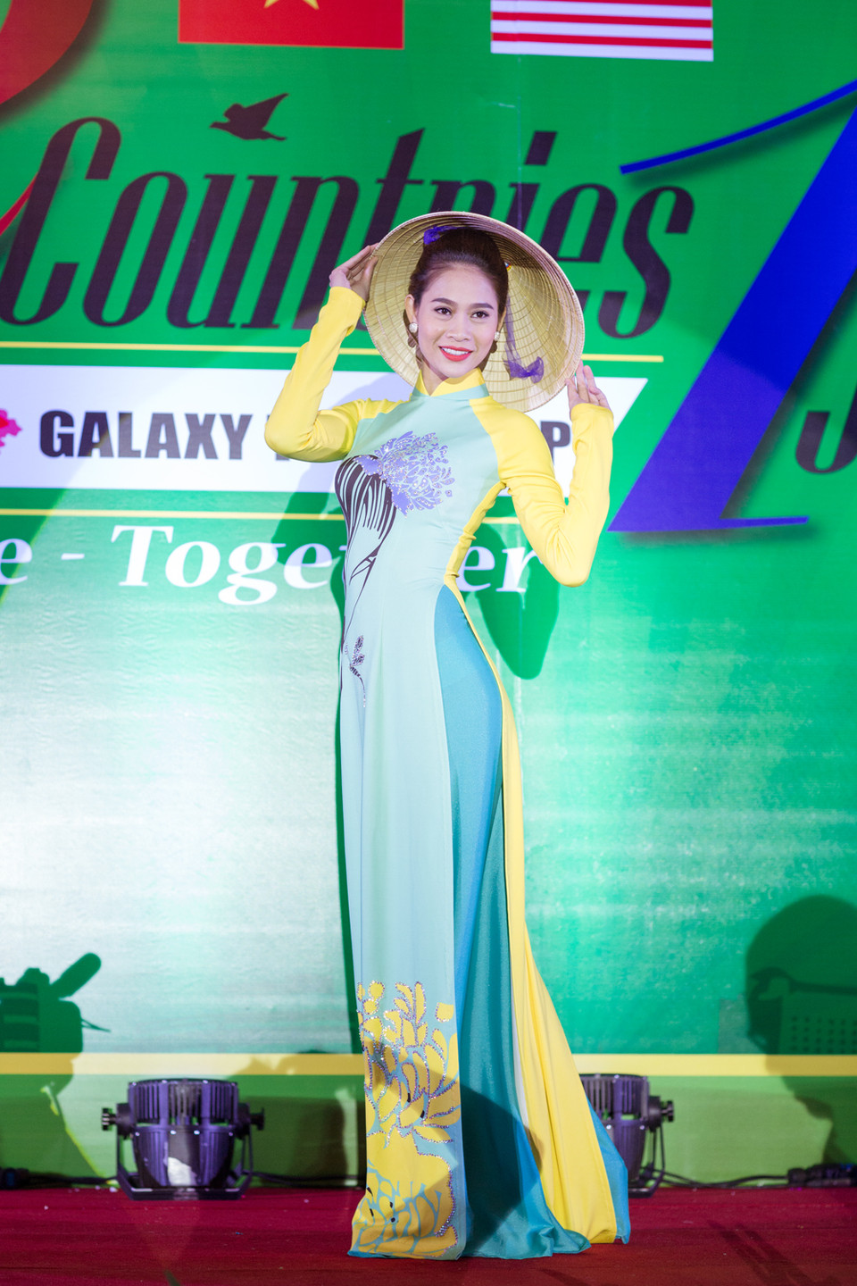 Buổi diễn nằm trong khuôn khổ chương trình ký kết hợp tác xúc tiến thương mại giữa hai quốc gia. (Ảnh: Dương Nguyên)